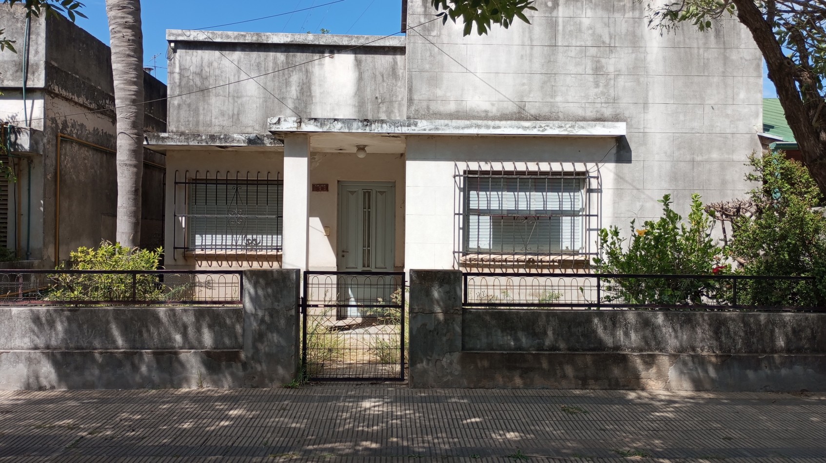 Se vende en San carlos centro casa con 2 dormitorios y patio .