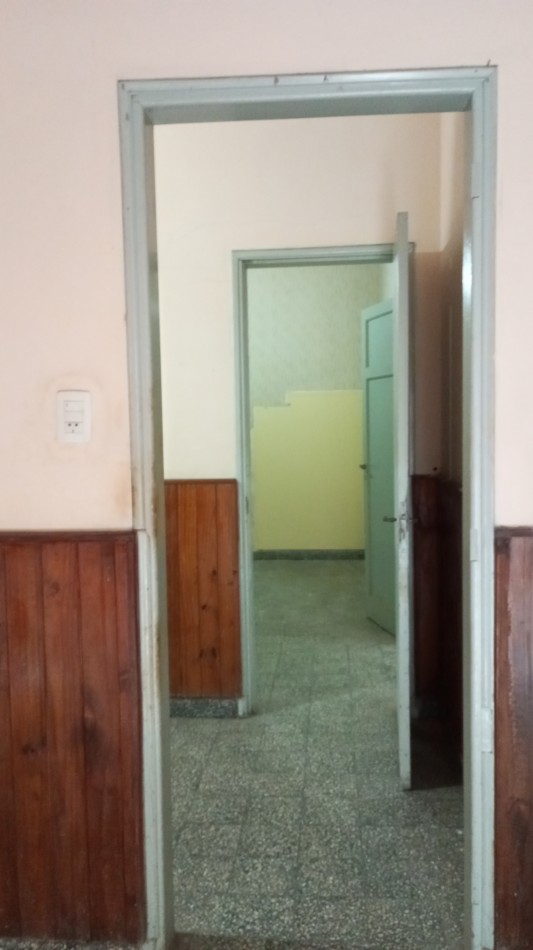 Se vende en San carlos centro casa con 2 dormitorios y patio .