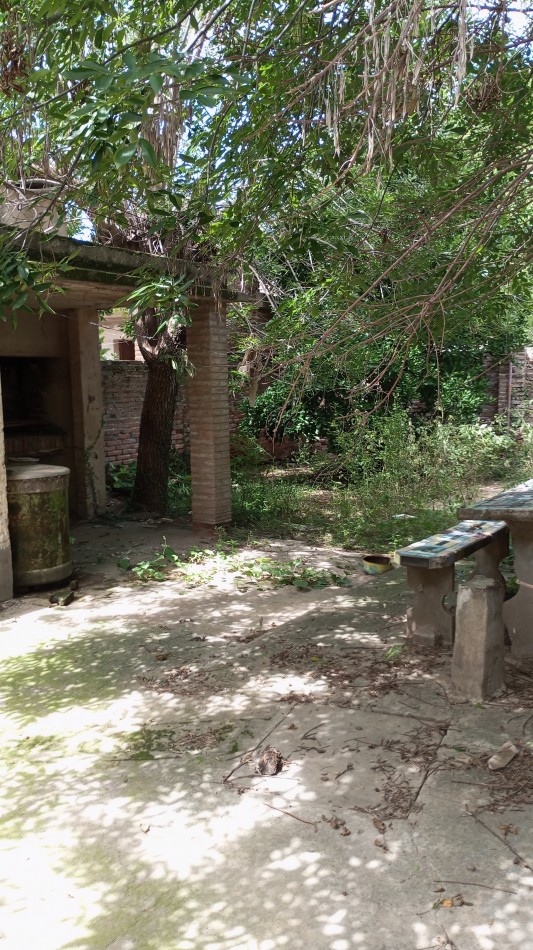 Se vende en San carlos centro casa con 2 dormitorios y patio .