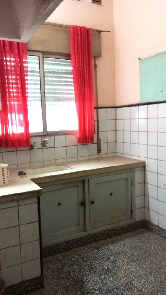 Se vende en San carlos centro casa con 2 dormitorios y patio .