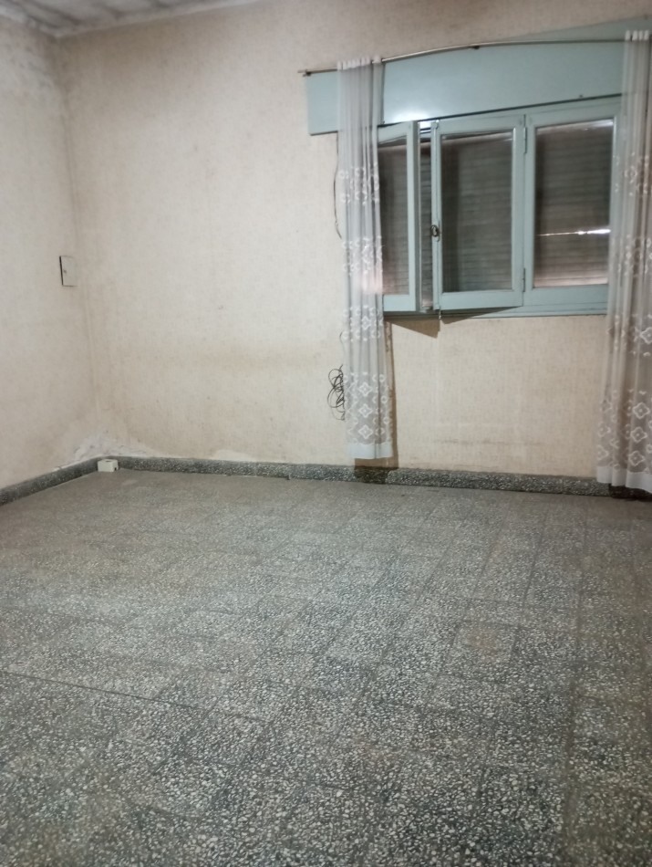 Se vende en San carlos centro casa con 2 dormitorios y patio .