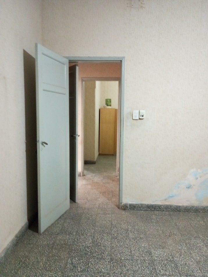Se vende en San carlos centro casa con 2 dormitorios y patio .