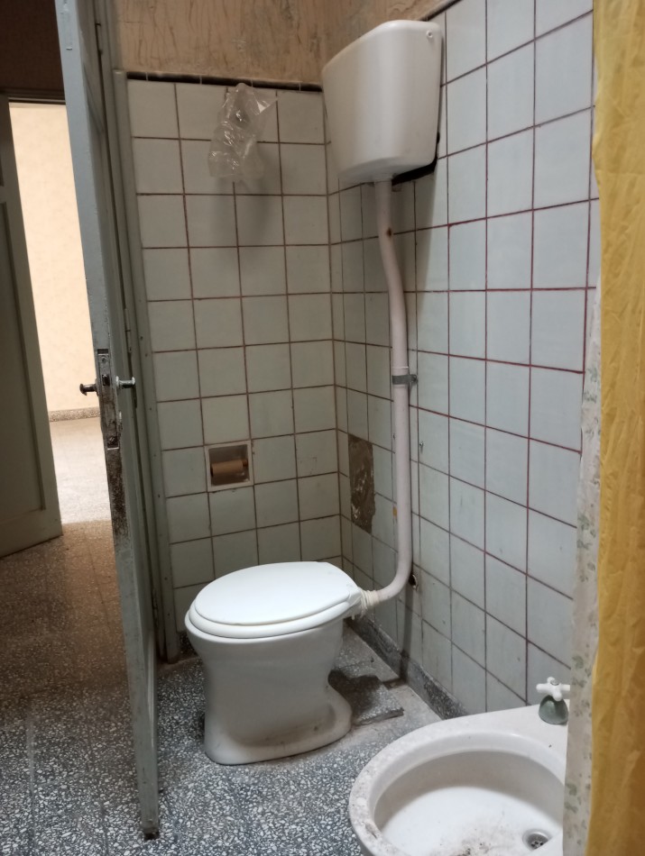 Se vende en San carlos centro casa con 2 dormitorios y patio .