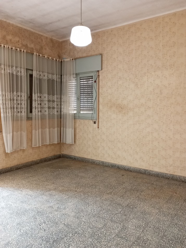Se vende en San carlos centro casa con 2 dormitorios y patio .