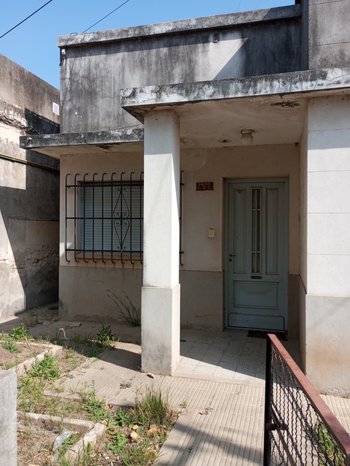 Se vende en San carlos centro casa con 2 dormitorios y patio .