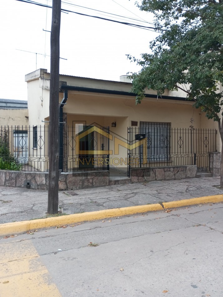 Casa a la venta con dos dormitorios y cochera en San Carlos Centro