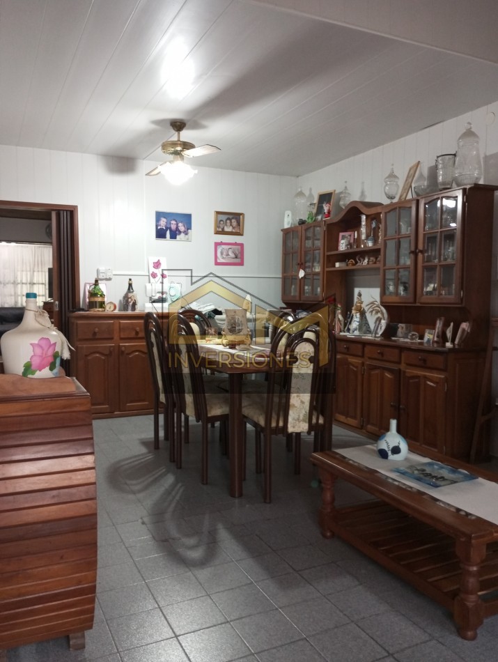 Casa con dos dormitorios pileta y cochera en San Carlos  Sud en venta 