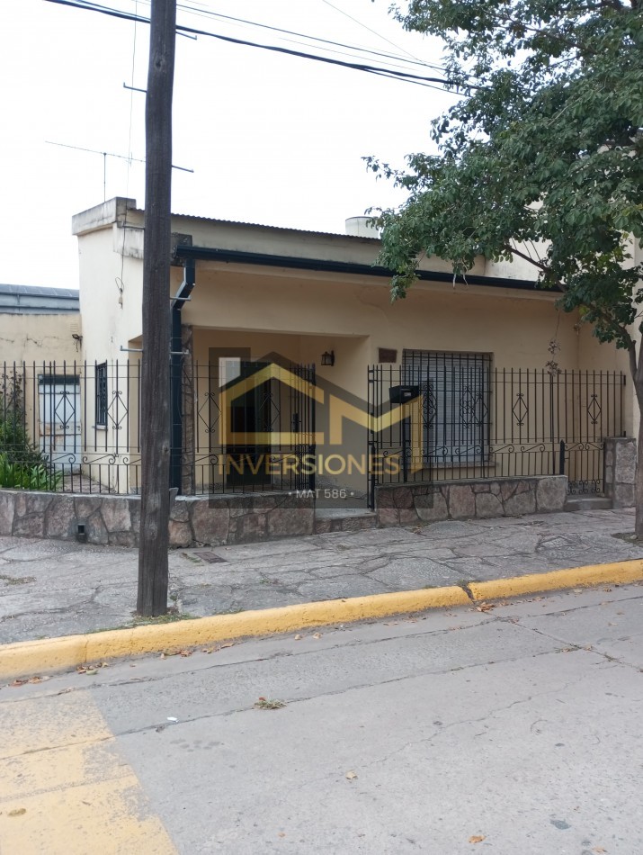 Casa a la venta con dos dormitorios y cochera en San Carlos Centro
