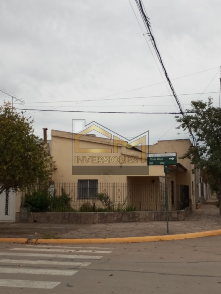 Casa a la venta con dos dormitorios y cochera en San Carlos Centro