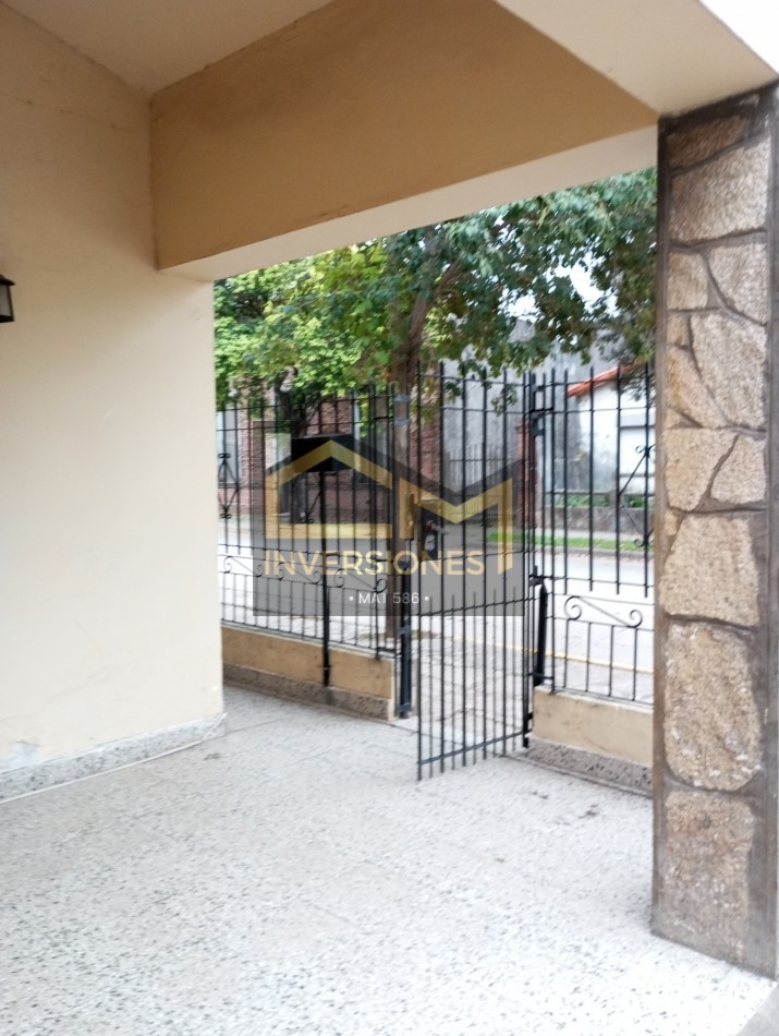Casa a la venta con dos dormitorios y cochera en San Carlos Centro