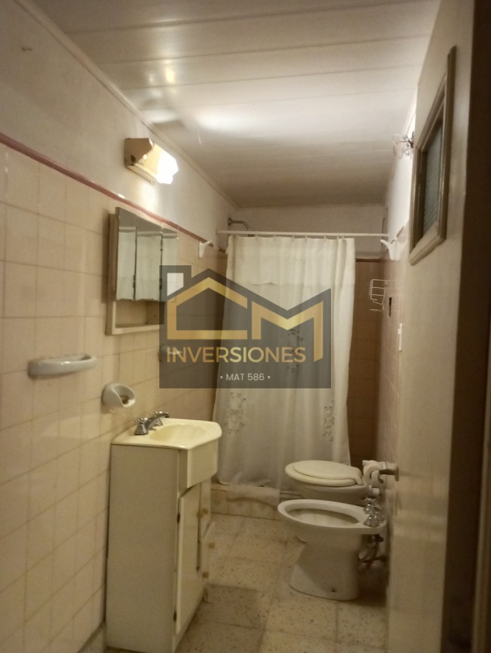 Casa a la venta con dos dormitorios y cochera en San Carlos Centro