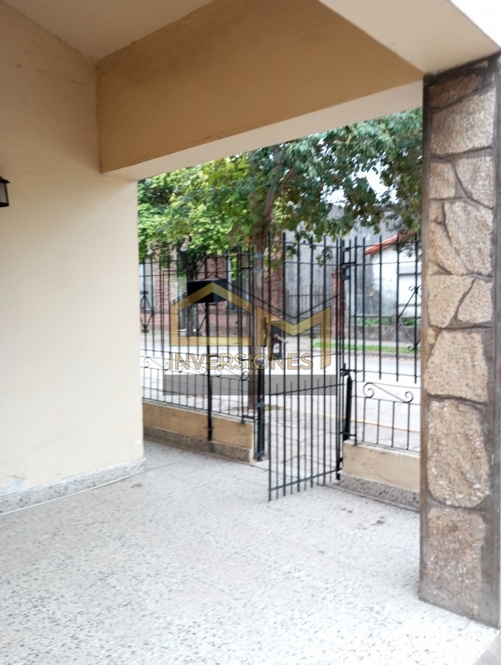Casa a la venta con dos dormitorios y cochera en San Carlos Centro