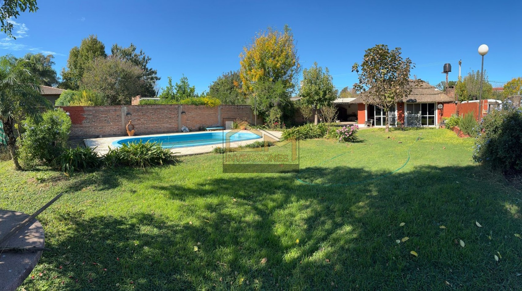 Casa con dos dormitorios pileta y cochera en San Carlos  Sud en venta 