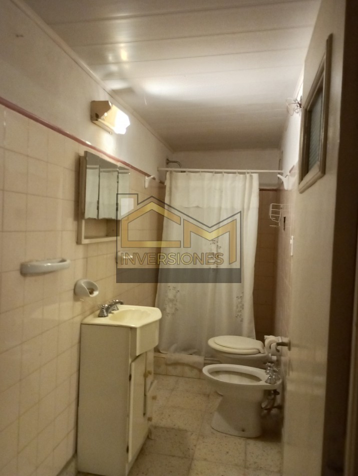 Casa a la venta con dos dormitorios y cochera en San Carlos Centro