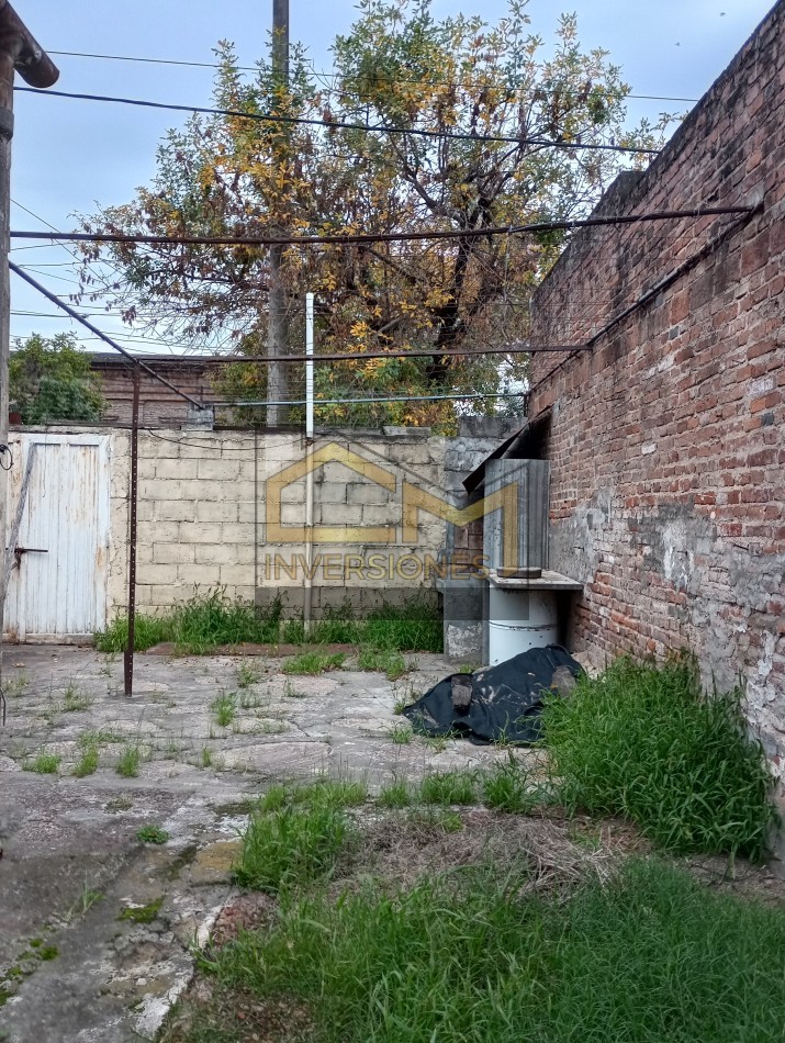 Casa a la venta con dos dormitorios y cochera en San Carlos Centro