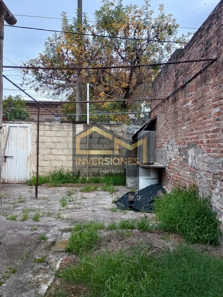 Casa a la venta con dos dormitorios y cochera en San Carlos Centro