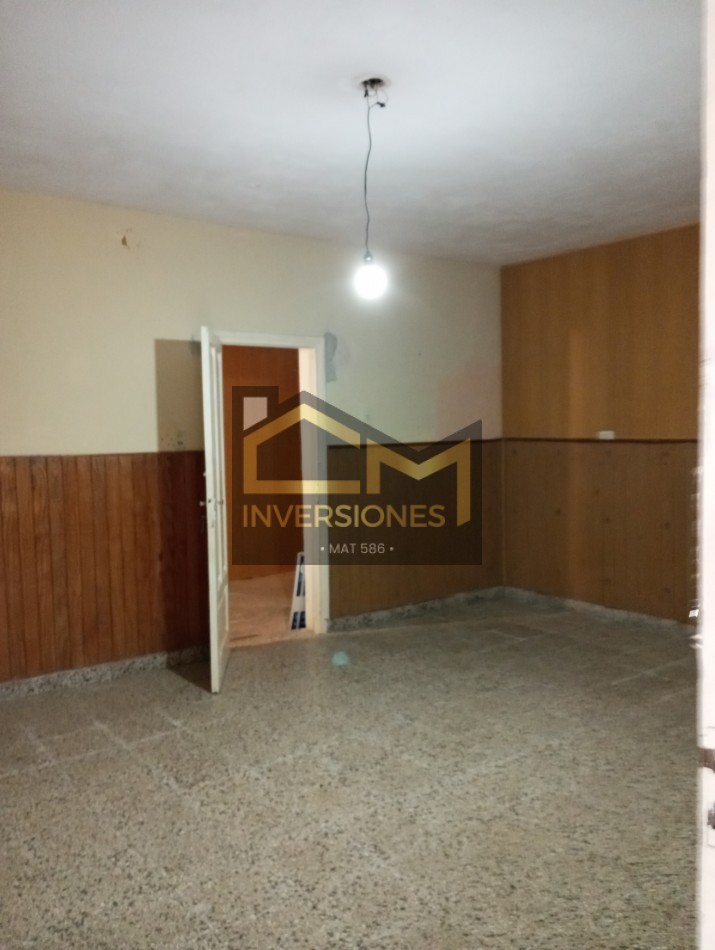 Casa a la venta con dos dormitorios y cochera en San Carlos Centro