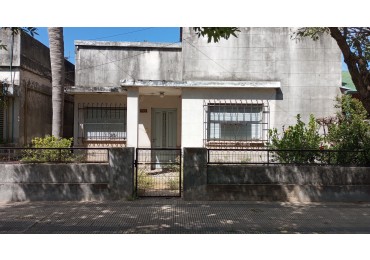 Se vende en San carlos centro casa con 2 dormitorios y patio .
