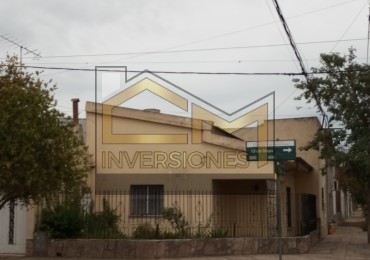 Casa a la venta con dos dormitorios y cochera en San Carlos Centro